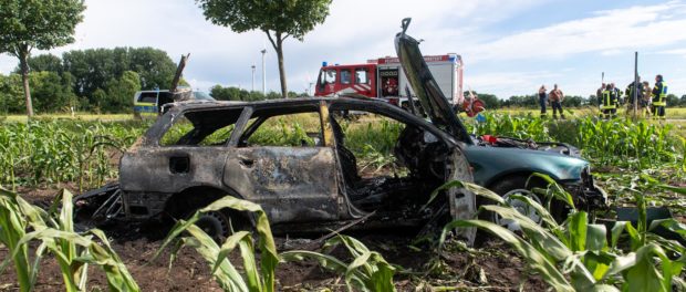 Oster-Ohrstedt: Audi nach Unfall in Flammen – Fahrerin stirbt im